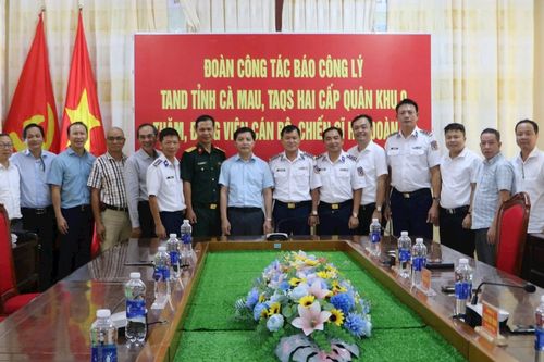 Đoàn công tác Báo Công lý thăm cán bộ, chiến sĩ Hải đoàn 42