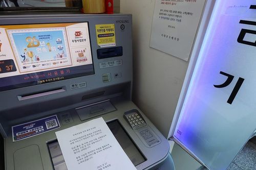 Người dân Hàn Quốc phải mang giấy tờ gốc ra sân bay, không thể nộp phạt hay mừng cưới online