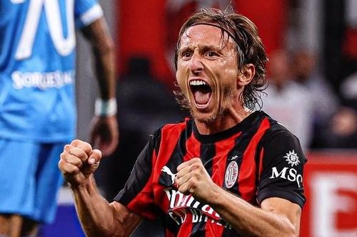 Modric truyền lửa, Milan thắng đẹp Napoli lên đầu bảng Serie A