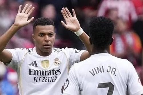 Vinicius cam đoan với Mbappe sau khi Real Madrid thua thảm Atletico