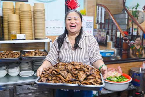 Quán bún chả 19 năm 'núp' ngách nhỏ Hà Nội, mỗi trưa bán hết veo 200 suất