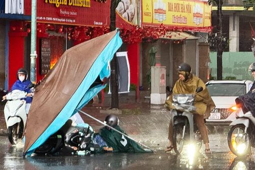 Bão số 10 Bualoi gây mưa kèm gió lớn ở Hà Nội, người đi đường ngã nhào
