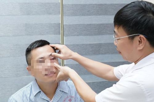 Người đàn ông nhập viện vì tai nạn khi đang chơi cầu lông