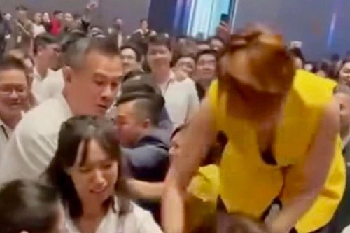 Môi giới trong vụ trèo lên bàn giành giật phiếu mua căn hộ tại TPHCM trần tình