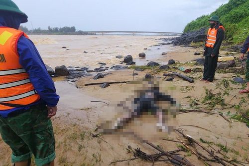 Đồn Biên phòng Cửa Tùng bàn giao cho gia đình thi thể thiếu niên mất tích nhiều ngày