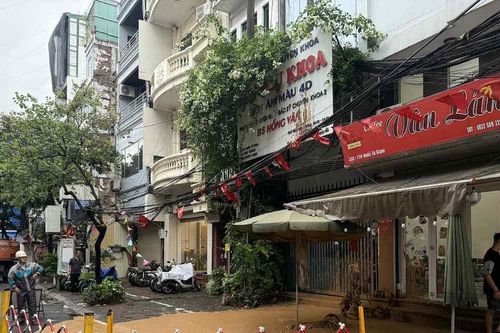 Bùn bất ngờ phun trào cao hàng mét trên phố Quốc Tử Giám, Hà Nội