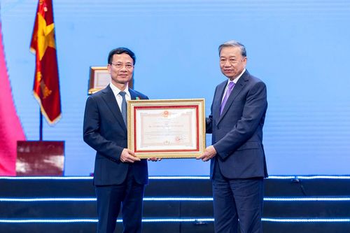 Bộ trưởng Nguyễn Mạnh Hùng nhận Huân chương Bảo vệ Tổ quốc hạng Nhất