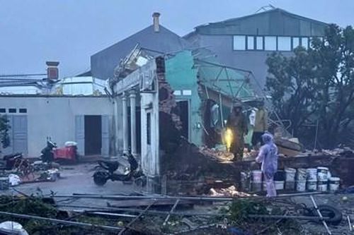 Giải cứu 4 người bị mắc kẹt trong nhà sập do bão số 10