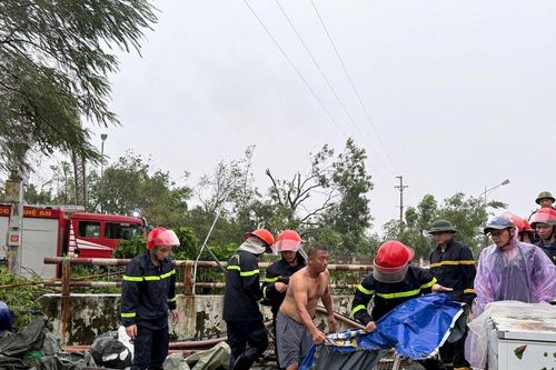 Lực lượng cứu hộ khẩn trương giúp dân đường Nguyễn Tài thoát ngập