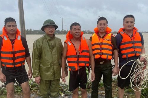 Công an xã giải cứu người dân bị lật thuyền, mắc kẹt giữa dòng nước lũ