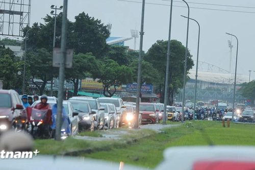 Người dân Hà Nội gặp khó khi di chuyển do ảnh hưởng của bão số 10