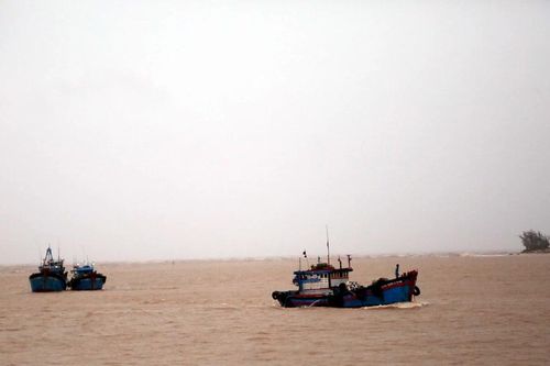 Quảng Trị tập trung tìm kiếm 9 thuyền viên mất tích trên 2 tàu cá bị chìm