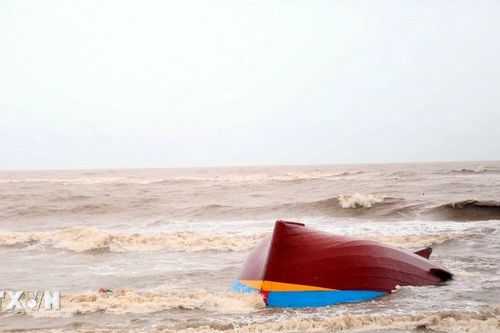 Quảng Trị: Phát hiện 1 tàu cá bị chìm trôi dạt vào bờ biển xã Bắc Trạch