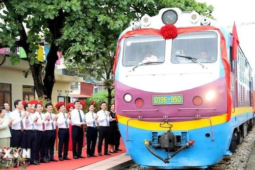 Tàu khách liên vận thúc đẩy hợp tác kinh tế, thương mại và giao lưu Việt-Trung