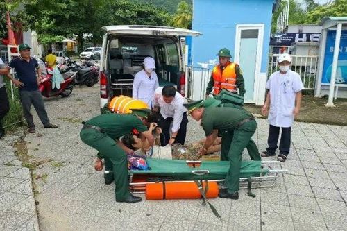 Bộ đội biên phòng Đà Nẵng đưa 3 bệnh nhân trên đảo vào đất liền cấp cứu kịp thời