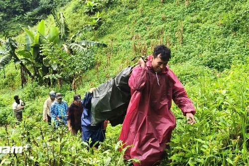 Cõng bệnh nhân Lào vượt núi trong bão số 10 về nhà an toàn