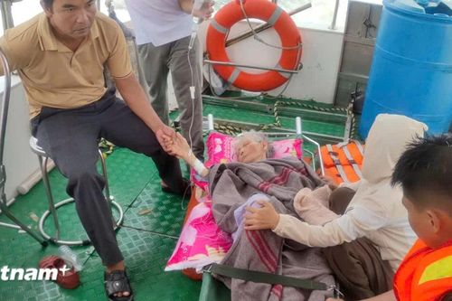 Bộ đội Biên phòng Đà Nẵng vượt sóng lớn đưa 3 bệnh nhân ở Cù Lao Chàm vào bờ cấp cứu