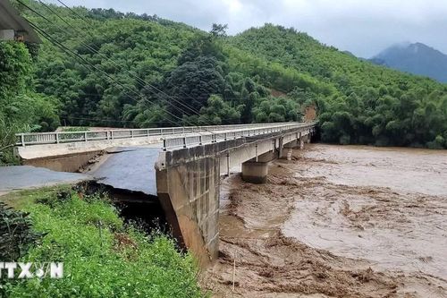 Thanh Hóa: Sập mố cầu Sơn Thủy do bão số 10, khoảng 300 hộ dân bị chia cắt