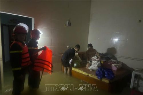 Cứu nạn nhiều người dân mắc kẹt khi nhà sập mái do ảnh hưởng bão số 10