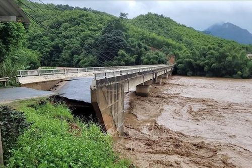 Thanh Hóa: Sập mố cầu Sơn Thủy gây chia cắt khoảng 300 hộ dân