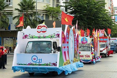 TP Hồ Chí Minh: Diễu hành xe hoa chào mừng Đại hội Đảng bộ lần thứ I