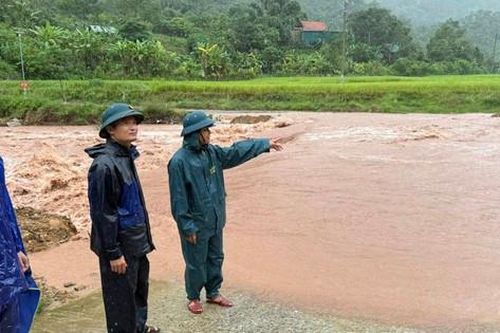 Lũ cuồn cuộn đổ về, quốc lộ và tỉnh lộ Nghệ An bị nhấn chìm trong biển nước