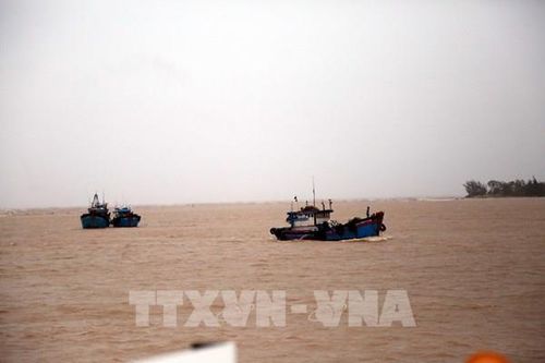 Quảng Trị tìm kiếm 9 thuyền viên mất tích trên hai tàu cá bị chìm