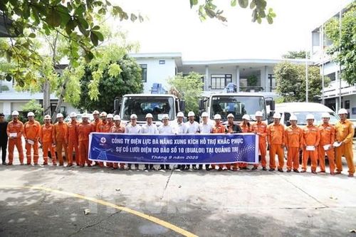 EVNCPC dồn lực khắc phục hậu quả bão số 10 tại Quảng Trị và Hà Tĩnh