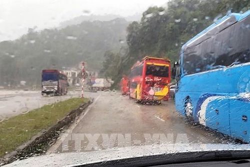 Bão số 10: Đường đi cửa khẩu Quốc tế Cầu Treo bị ách tắc
