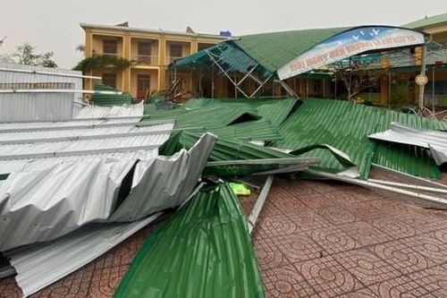 Nhiều trường học ở Nghệ An hư hỏng nặng sau bão số 10, kế hoạch dạy và học bị đảo lộn