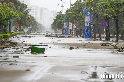 Biển Sầm Sơn sóng lớn, thủy triều tràn lên đường, nhiều tuyến phố ngập cục bộ