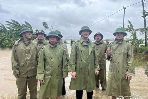 Phó Bí thư Thường trực Tỉnh ủy Nguyễn Hồng Phong kiểm tra các điểm đê xung yếu tại xã Triệu Sơn và Trung Chính