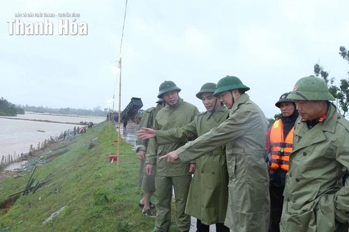 Chủ tịch UBND tỉnh Nguyễn Hoài Anh kiểm tra sự cố đê tại phường Quảng Phú