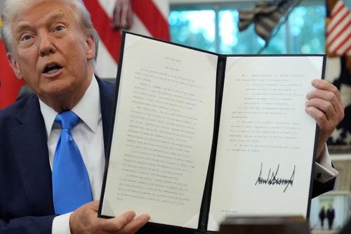Tổng thống Trump giảm giá 'thẻ vàng', giới giàu toàn cầu phấn chấn