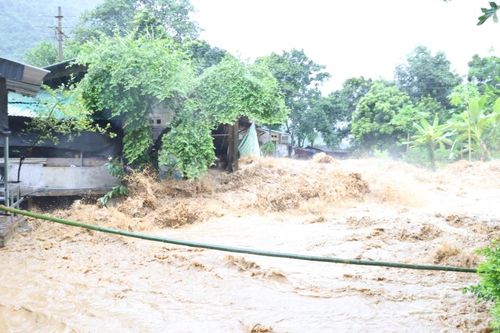 [Video]: Lũ quét tràn về xã miền núi Thanh Hóa