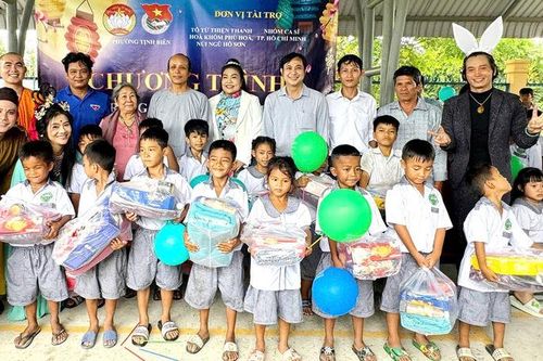 Chương trình 'Vui hội Trăng rằm - Trung thu cho em' tại phường Tịnh Biên
