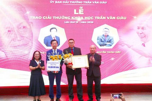PGS.TS Võ Văn Thắng cùng đồng nghiệp nhận Giải thưởng Trần Văn Giàu lần thứ 13 với công trình 'Lịch sử tư tưởng'
