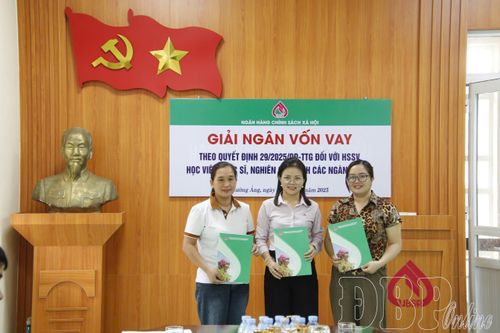 Hai sinh viên được vay vốn ưu đãi theo Quyết định số 29/2025/QĐ-TTg