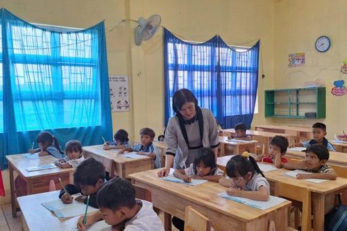 Cô hiệu trưởng 'giữ lửa' cho học trò vùng biên
