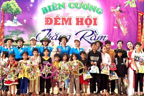 Trao 1.000 suất quà trung thu cho trẻ em xã Ia Chía
