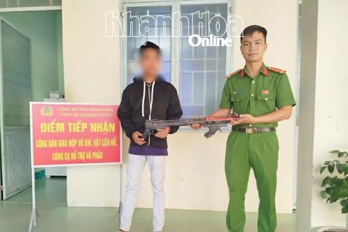 Công an xã Ninh Phước tiếp nhận một số vũ khí tự chế do người dân tự nguyện giao nộp