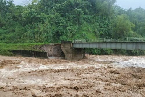 Di dời khẩn cấp 90 hộ dân phường Cầu Thia, nhiều địa phương thiệt hại hàng trăm triệu đồng do bão số 10