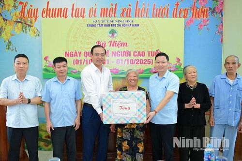 Thăm, tặng quà người cao tuổi tại Trung tâm Bảo trợ xã hội Hà Nam và phường Hà Nam