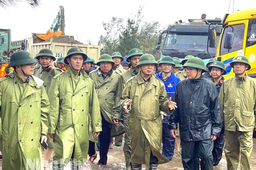 Phó Thủ tướng Trần Hồng Hà kiểm tra công tác ứng phó bão số 10 và khắc phục sự cố sạt, sập đê biển Hải Thịnh III