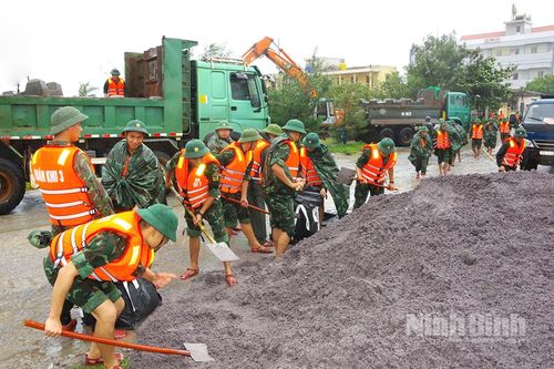 Bộ Chỉ huy Quân sự tỉnh Ninh Bình: Huy động lực lượng, phương tiện tham gia khắc phục sự cố sạt đê