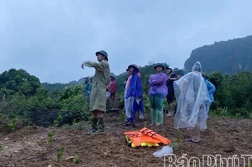 Cứu hộ 2 người dân bị mắc kẹt giữa dòng lũ sông Bôi tại xã Dũng Tiến