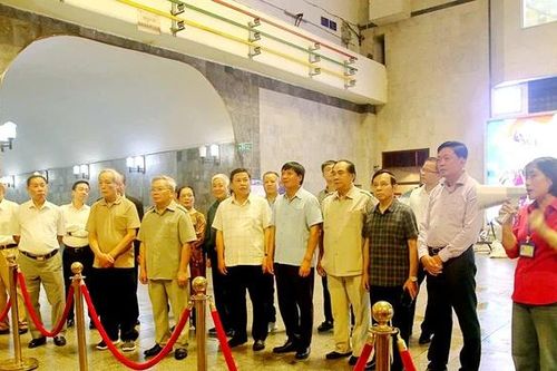 Các đồng chí nguyên Thường trực Tỉnh ủy tham quan một số dự án trọng điểm trên địa bàn tỉnh