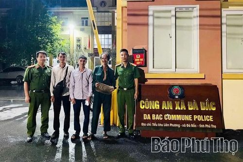 Công an xã Đà Bắc giúp cụ ông đi lạc về với gia đình