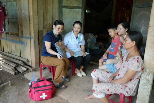 Bảo đảm nguồn nhân lực cho tuyến y tế cơ sở: Khó muôn bề