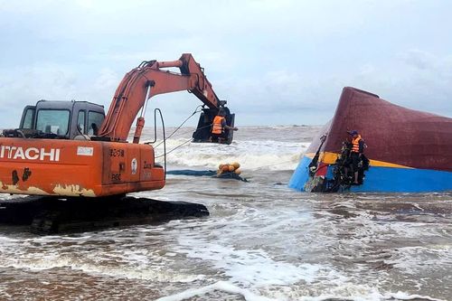Lực lượng chức năng tiến hành trục vớt tàu cá gặp nạn